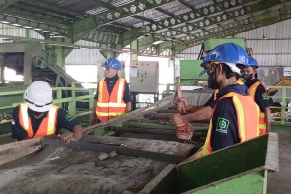 Proses Belt splicing di Conveyor Pengolahan Sampah Banyuwangi
